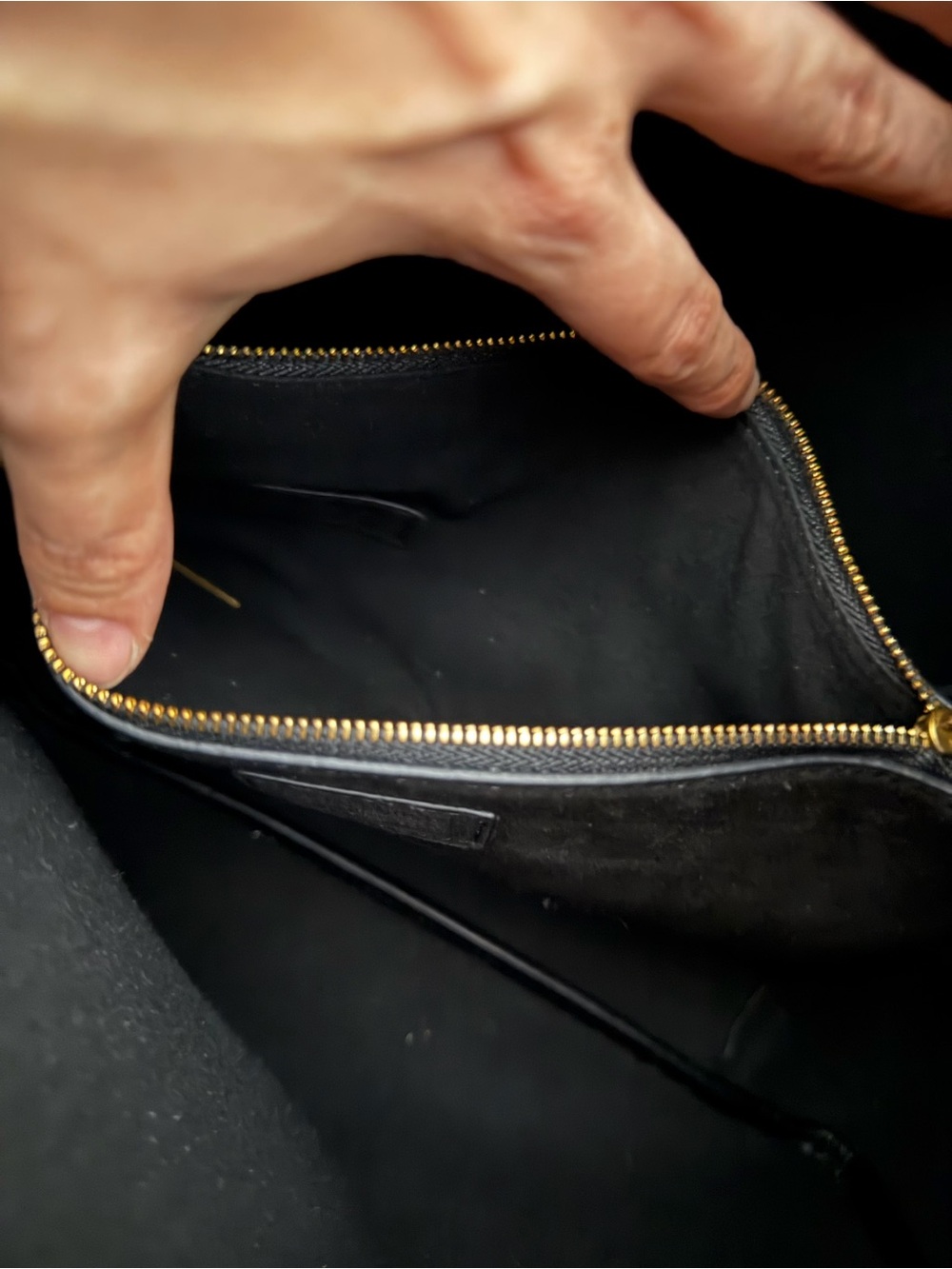 Black Hobo Shoulder Bag - Slouchy Minimalist Style (Needs Repair) - Picture 14 of 16